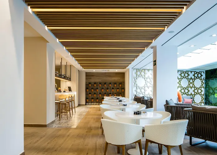 Hotel Catalonia Giralda 4*